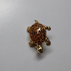 Turtle brooch pin